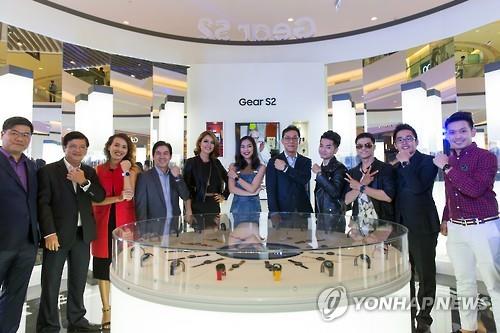 Lễ ra mắt đồng hồ Samsung Gear 2 tại Thành phố Hồ Chí Minh tháng 11/2015.