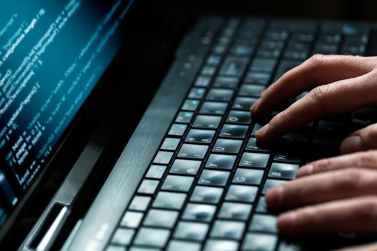 Ngân hàng cảnh báo lừa đảo qua mạng sau vụ hacker tấn công sân bay