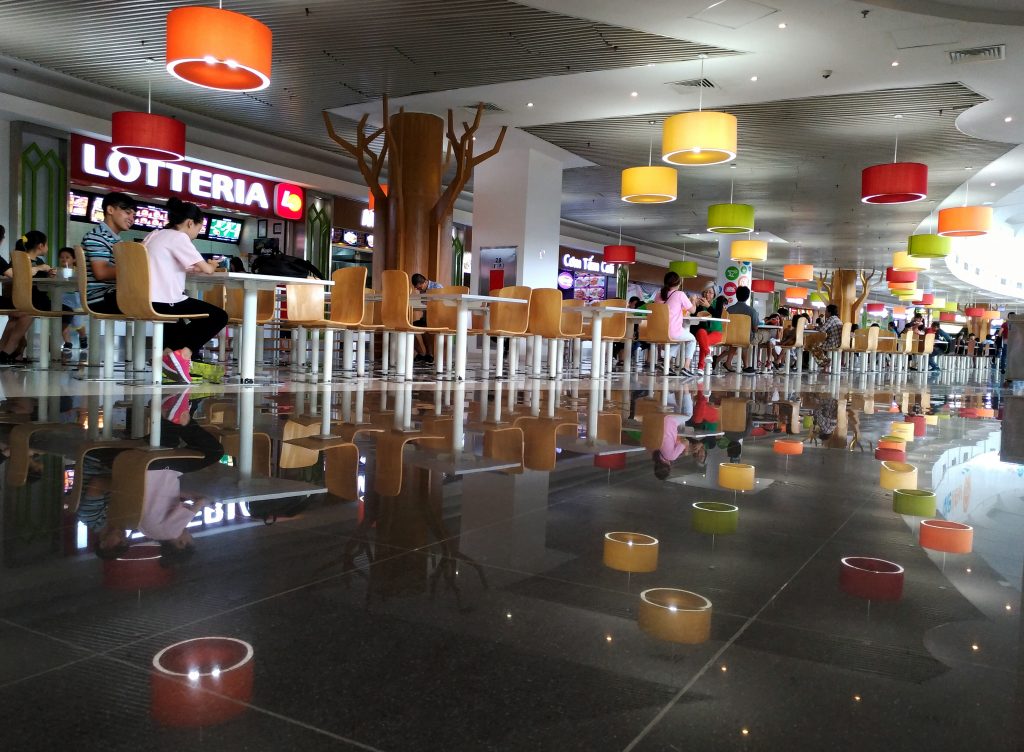 Khu ăn uống trong Cresent Mall...thấy sàn nhà lau sạch bóng thích quá nên mình liền thử chụp soi bóng tạo sự phản chiếu đối xứng