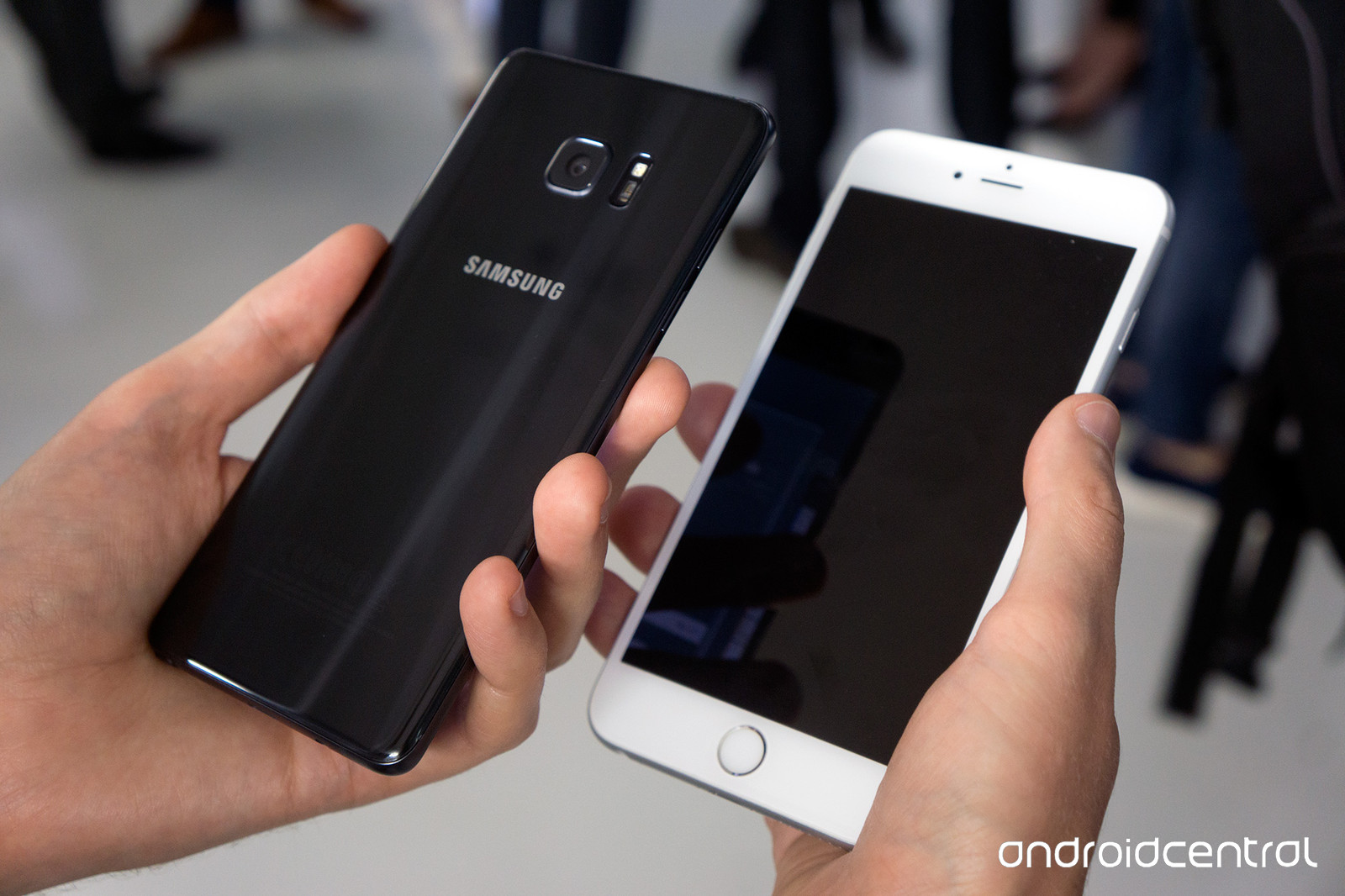 Sau Apple, Samsung cũng sẽ loại bỏ cổng tai nghe?