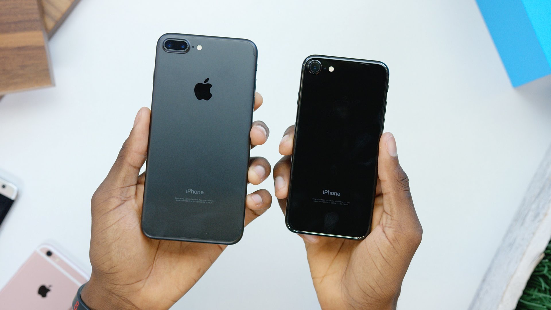 Video mở hộp & so sánh iPhone 7 màu Jet Black và Mattle Black