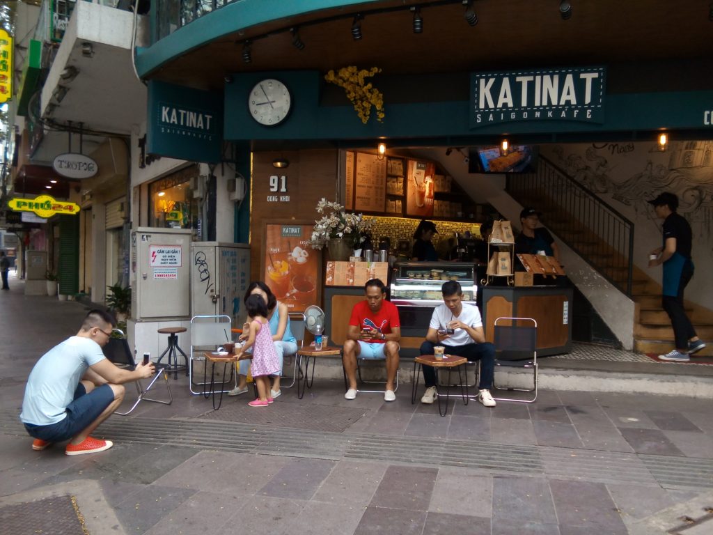 buổi sáng ghé qua quán Cafe Katinat. Chủ nhật các bạn nên ra đây ngồi uống cà phê như mấy anh trong hình vui lắm